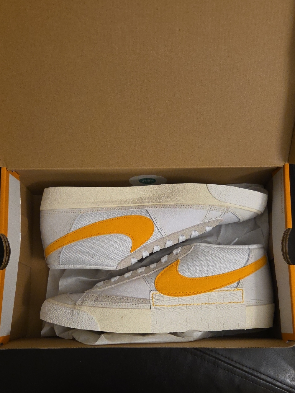 Nike Men's White Sneakers with Yellow Swoosh NIB 9 Blazer Low Pro